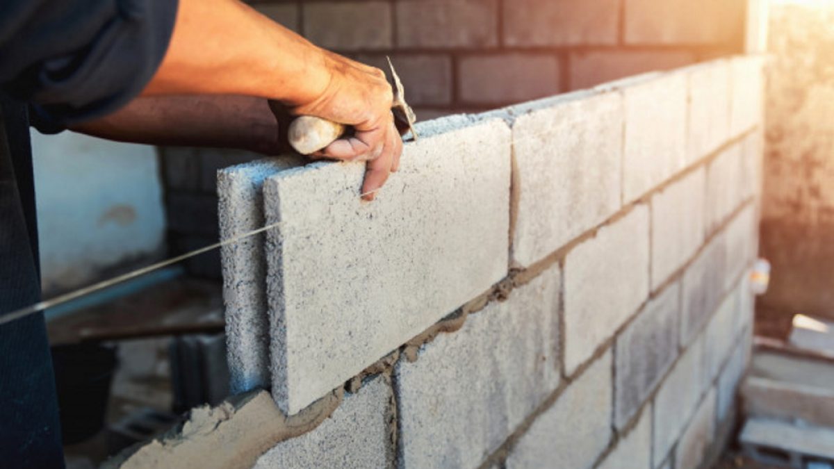 trabajador-construyendo-ladrillos-pared-cemento_34152-1245